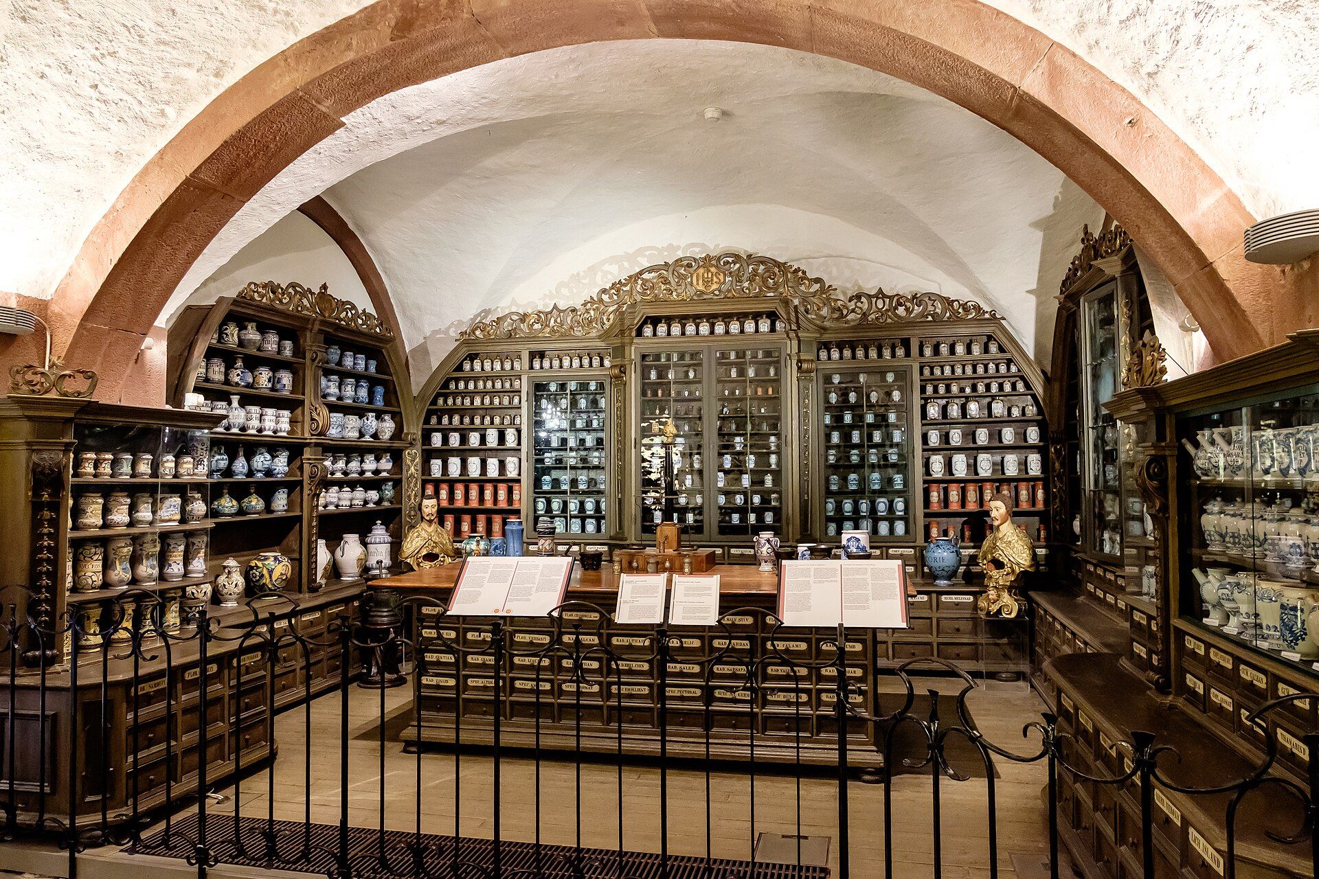 Ausstellungsraum im Deutschen Apotheken-Museum mit historischer Offizin