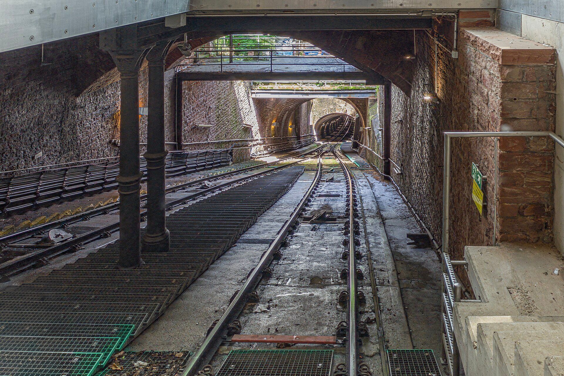 Untere Bergbahn an der Station Schloss mit Blick hinunter auf die Gleise