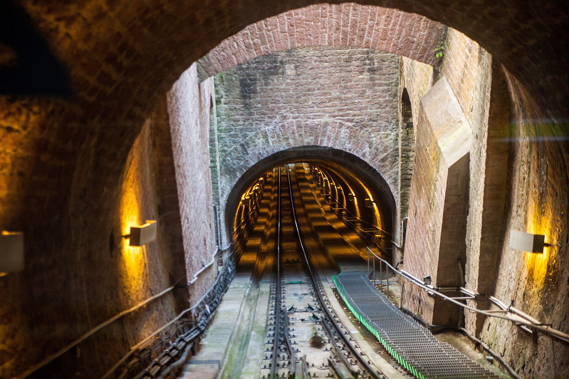 Tunnel der Heidelberger Bergbahn mit beleuchteter Gleistrasse