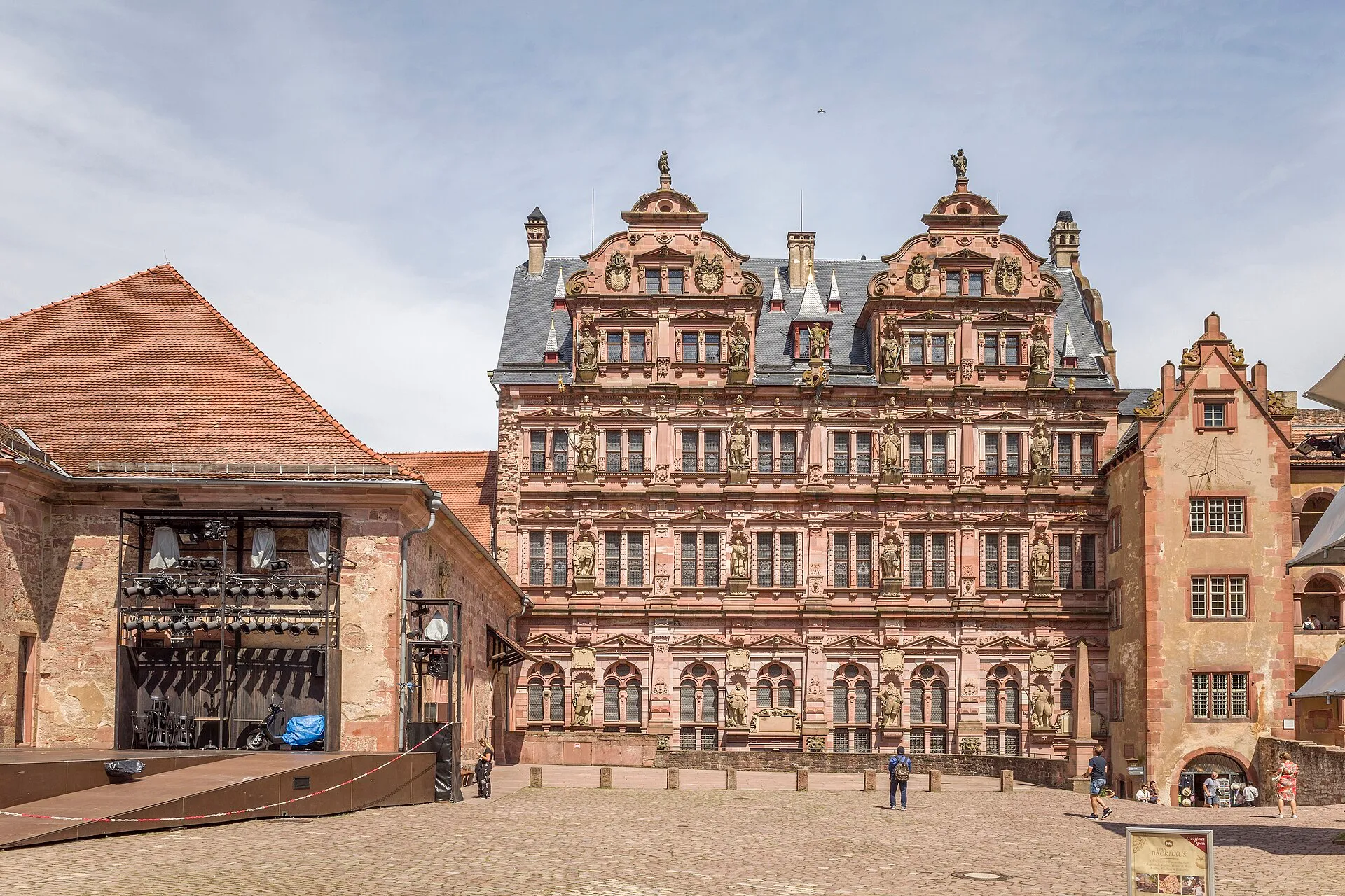 Frauenzimmerbau mit Königssaal und Friedrichsbau im Heidelberger Schlosshof