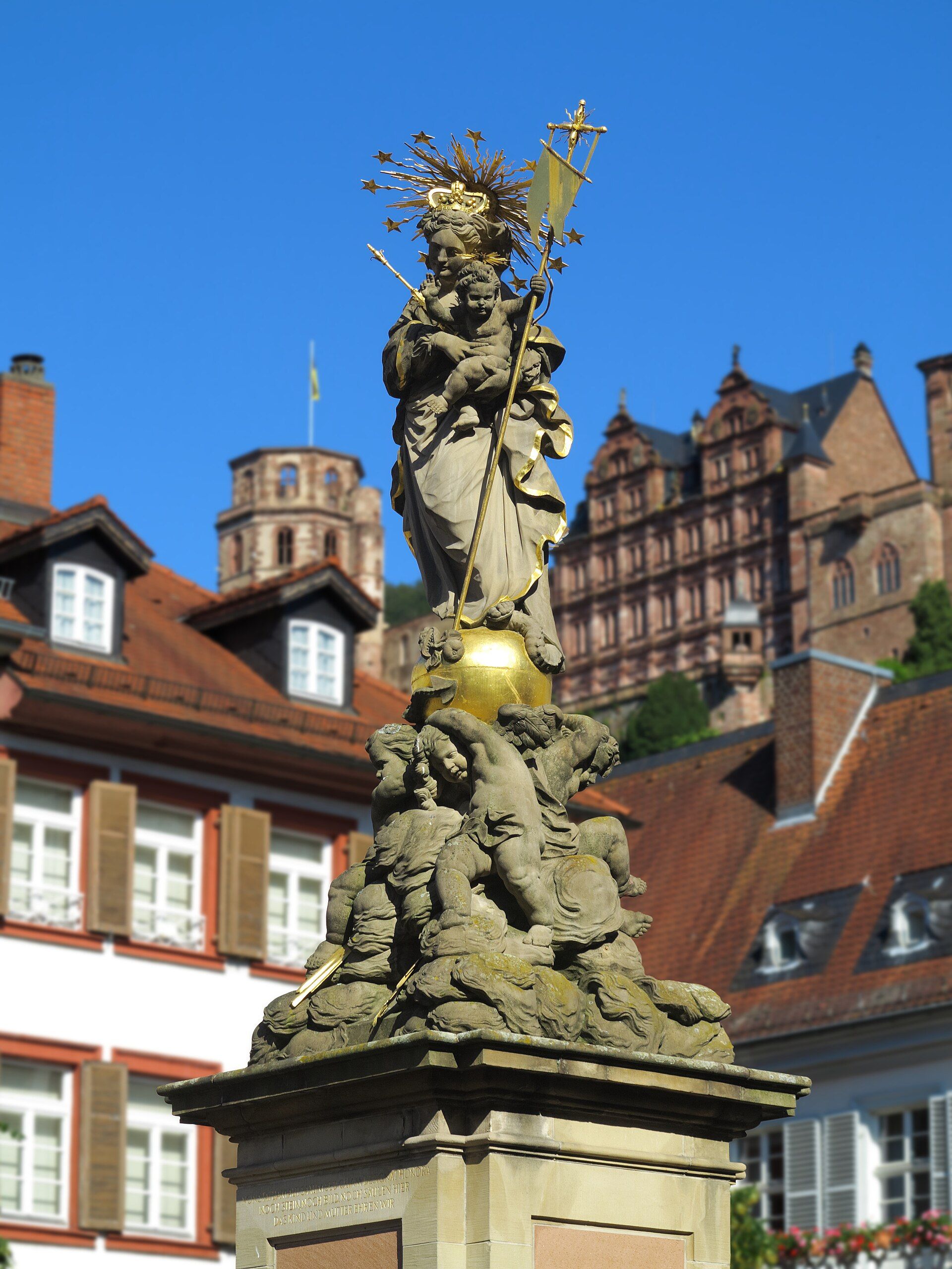 Madonna auf dem Kornmarkt, dahinter das Heidelberger Schloss