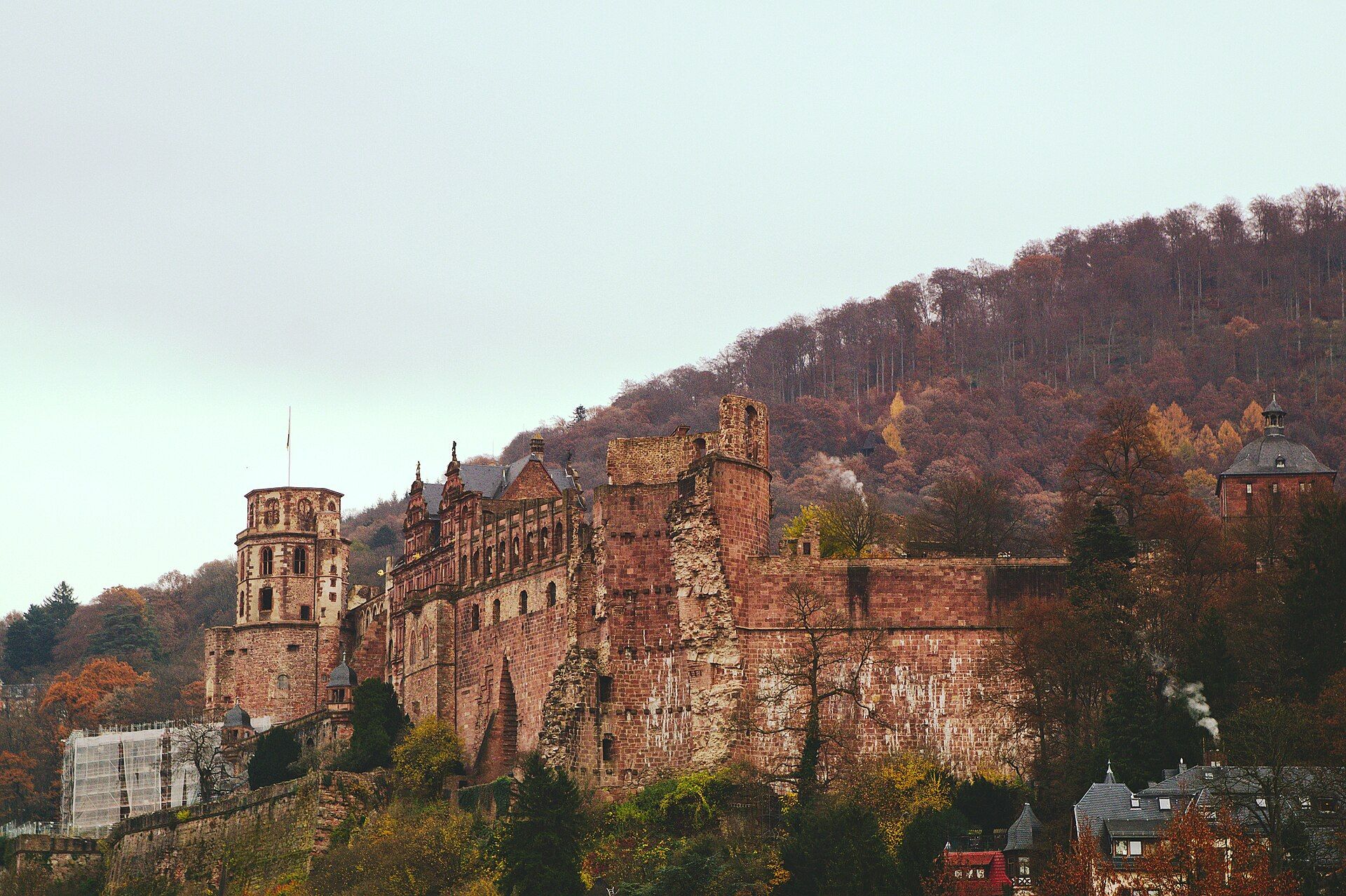 Heidelberger Schloss im Herbst mit buntem Laub am Hang