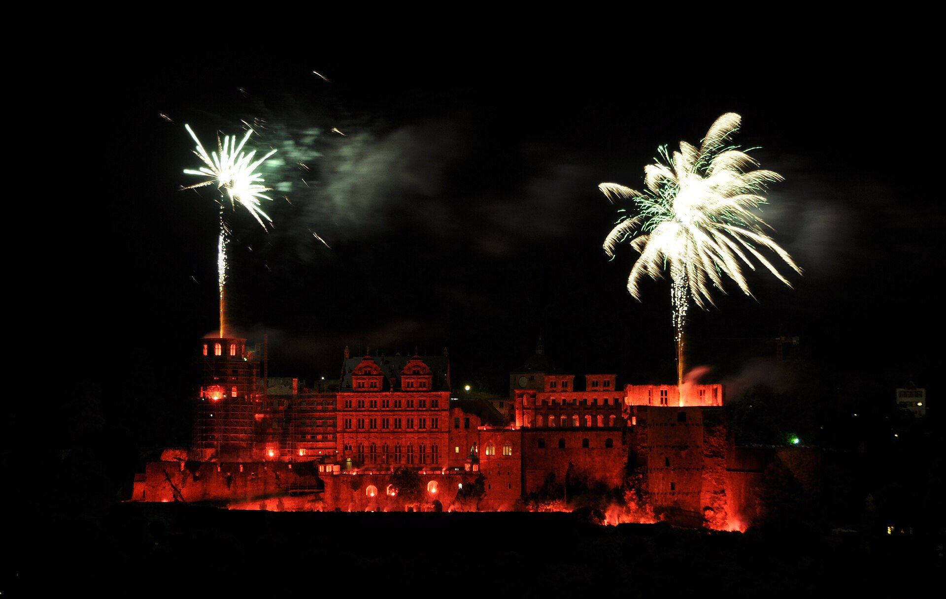 Feuerwerk über dem rot beleuchteten Heidelberger Schloss